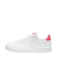 Zapatillas deportivas blancas con diseño perforado en los lados, acentos rosas en el talón y cordones blancos. Suela plana con fondo de goma texturizada.