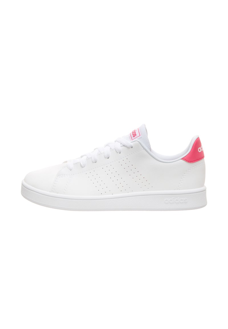 Zapatillas deportivas blancas con diseño perforado en los lados, acentos rosas en el talón y cordones blancos. Suela plana con fondo de goma texturizada.