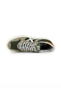 Sneaker verde e beige, materiali in suede e sintetici, lacci bianchi con motivo houndstooth, accentuazione arancione sul tallone, colletto imbottito.