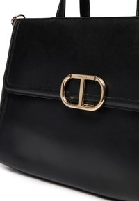 Borsa a mano in pelle nera con una texture liscia, caratterizzata da una fibbia ovale color oro e manici superiori. Design semplice e strutturato senza motivi.