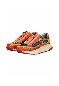 Sneaker colorate con un design a stampa leopardata, realizzate in materiale testurizzato, dotate di accenti arancioni e cuciture decorative.