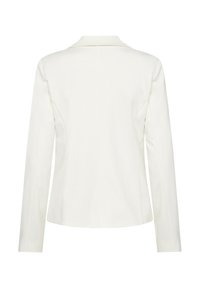 Blazer blanc ajusté avec manches longues, col cranté et une texture lisse avec des détails de couture sur les côtés.