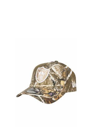 Camouflage-Baseballkappe mit weißem, gesticktem Raiders-Logo auf der Vorderseite und verstellbarem Riemen auf der Rückseite.