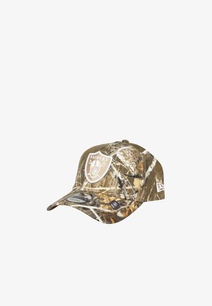 Camouflage-Baseballkappe mit weißem, gesticktem Raiders-Logo auf der Vorderseite und verstellbarem Riemen auf der Rückseite.