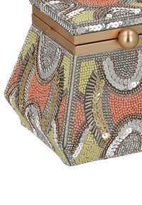 Perlenbesetzte Clutch in hexagonalem Design mit pastellrosa, gelben und silbernen Tönen. Verziert mit Pailletten und metallischen Akzenten.