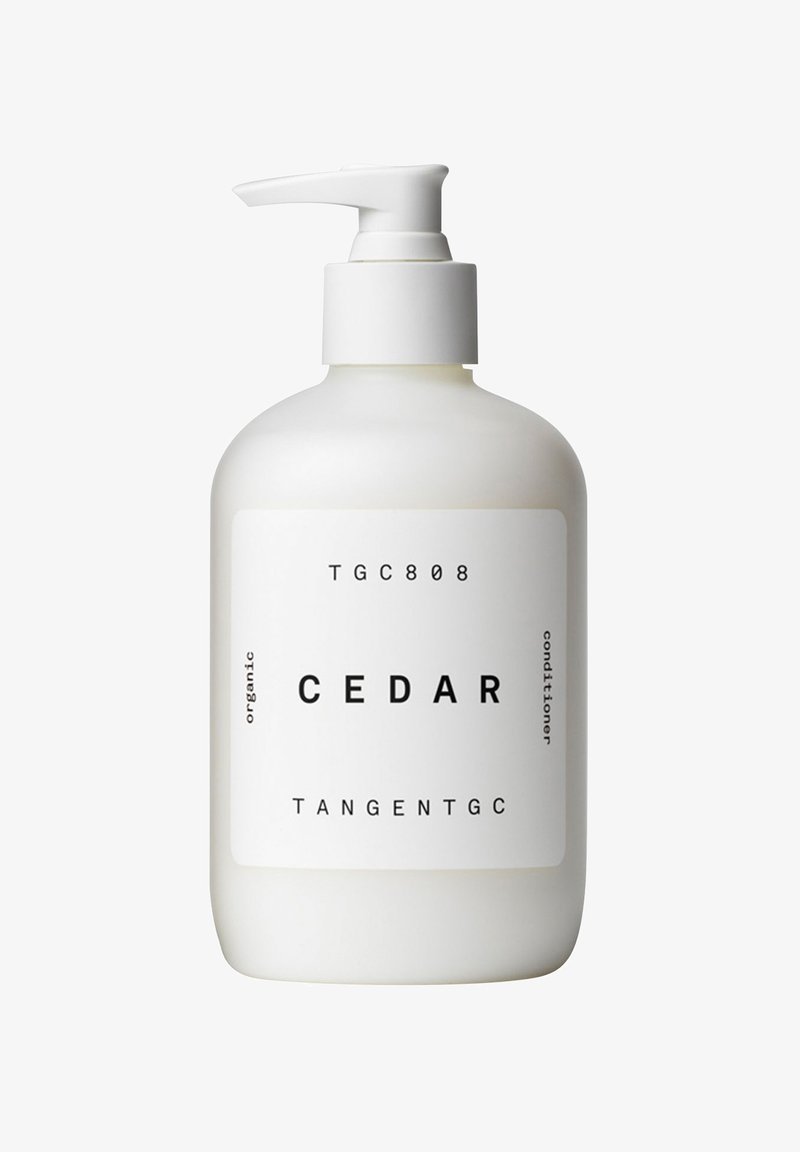 Weiße Kunststoffflasche mit Pumpenspender, beschriftet mit "CEDAR" in fetter schwarzer Schrift. Entwickelt für ein organisches Conditioner, minimalistisches Design.