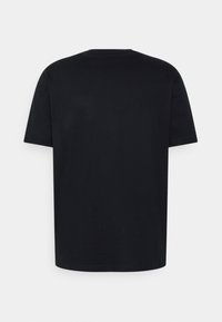 Černé tričko s krátkým rukávem a kulatým výstřihem zobrazené zezadu, jednoduchý design, volný střih.