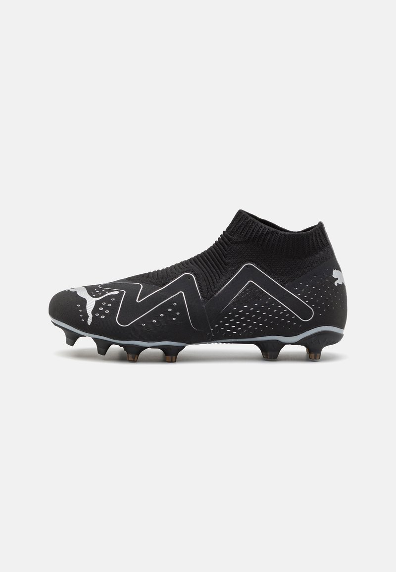 Bottines de football montantes noires avec logos Puma blancs, tige texturée et crampons moulés sur une semelle grise, sur fond clair uni.
