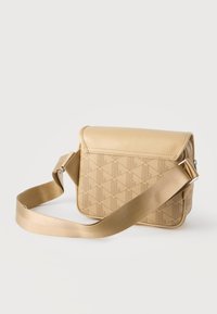 Μπεζ τσάντα χιαστί με ανάγλυφο γεωμετρικό μοτίβο, κλείσιμο με πτερύγιο και ρυθμιζόμενο λουράκι ώμου που ταιριάζει.