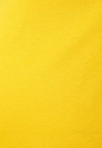 Tecido amarelo brilhante, textura suave, trama uniforme, sem padrões ou acentos visíveis, adequado para várias aplicações de vestuário.