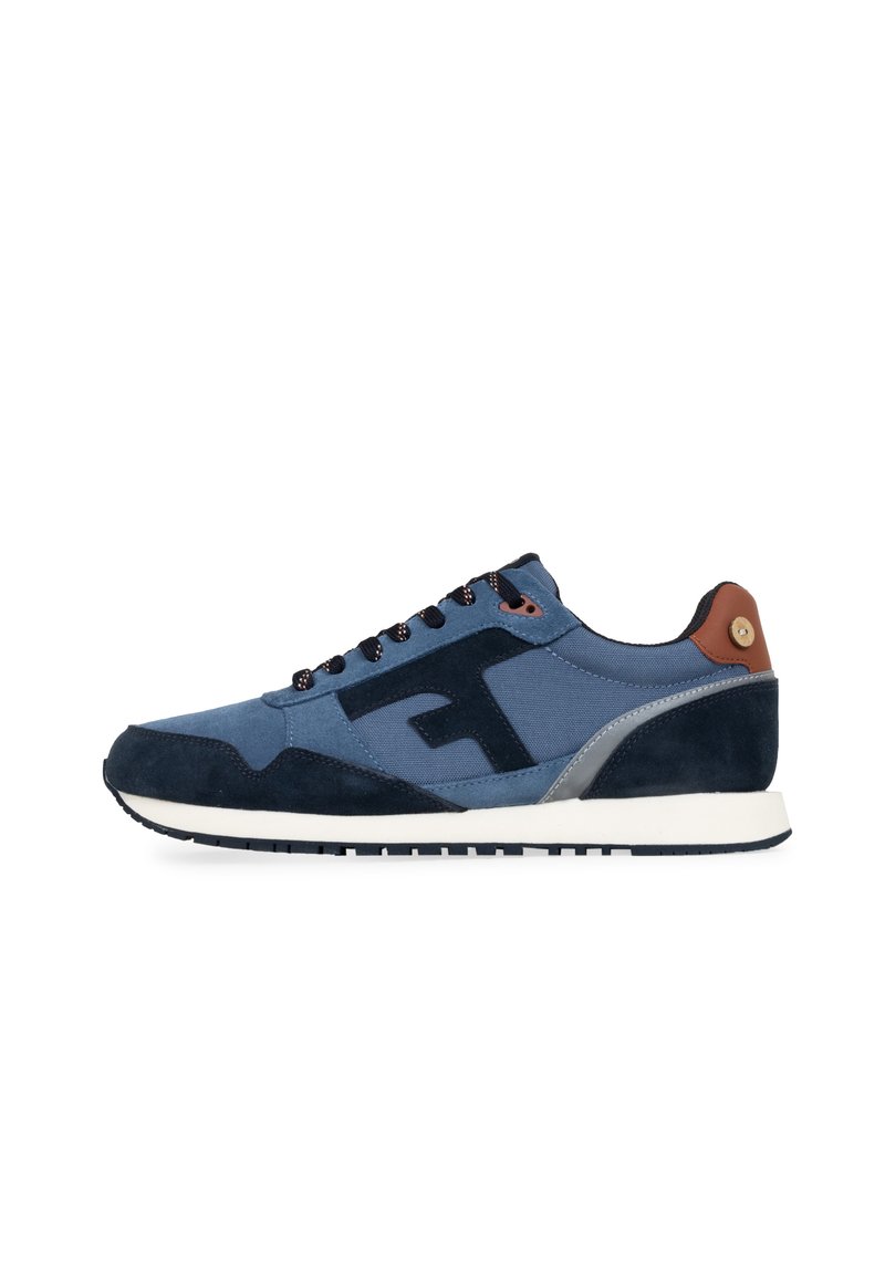 Scarpe sportive da uomo in rete blu e suede, con un audace logo nero, accentuazione marrone sul tallone e suola bianca in gomma con battistrada nero.
