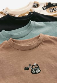 Vier gefaltete Rundhals-Shirts in Beige, Türkis, Schwarz und Creme mit einer Stickerei eines Baumaschinenfahrzeugs auf dem beigen Shirt.