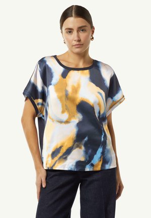 Korte mouw top van gladde stof met een abstracte blauw, goud en crème patroon; losse pasvorm en ronde halslijn.
