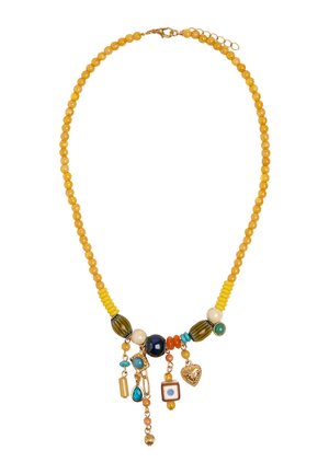 Żółty naszyjnik z koralikami w różnych kolorach i zawieszkami, w tym złotym sercem, turkusowymi kamieniami i kwadratowym koralikiem z niebieską kropką.