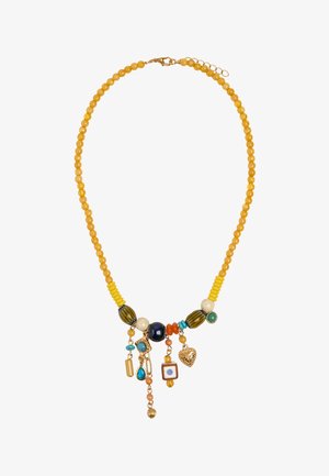 Żółty naszyjnik z koralikami w różnych kolorach i zawieszkami, w tym złotym sercem, turkusowymi kamieniami i kwadratowym koralikiem z niebieską kropką.