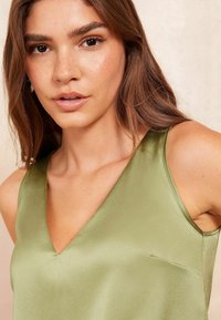 Friends Like These V NECK - REGULAR FIT - Top - green
