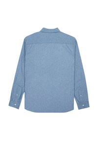 Camisa de boton largo de manga larga de color azul claro con cuello. Hecha de un tejido suave, similar al denim. Presenta puños con botón y una costura en la parte posterior del yugo.