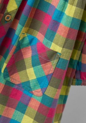 Kleurrijk geruit overhemd met groene, roze, gele en blauwe vierkanten. Geweven stof met een zak en houten knoopdetails.