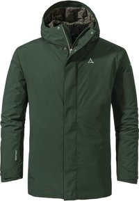 Groene waterdichte jas met een capuchon, ritssluiting en drukknoopsluiting, twee zijzakken en een logo op de borst. Het heeft een gladde textuur en duurzaam materiaal.