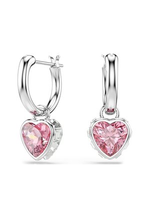 Paio di orecchini a cerchio in argento con pendenti a forma di cuore rosa incastonati in argento, mostrati su uno sfondo bianco semplice.