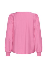 Blouse rose avec de longues manches bouffantes, un col rond et des poignets froncés. Fabriquée en tissu léger avec une finition texturée subtile.