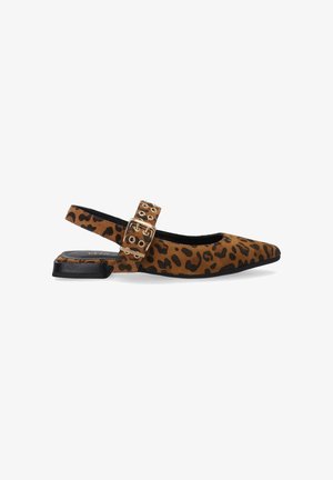 Slingback flad sko i leopardmønster i brun og sort ruskind. Har spids tå og en dekorativ spænde. Lav, kvadratisk hæl.