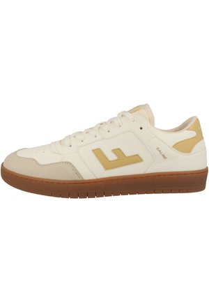 Off-White Sneaker mit beige Wildlederkappe, braunem Logo an der Seite, brauner Gummisohle und dem Schriftzug "SALINE" nahe dem Fersenkragen.