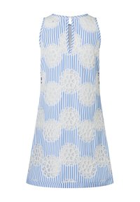 Ärmelloses blau-weiß gestreiftes Kleid mit großen weißen Spitzenblumenmustern und einem kleinen Schlüsselloch-Ausschnitt mit Knopf.