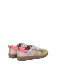 Sneakers con pannelli in suede argento, rosa e verde, dettagli testurizzati e una suola in gomma con forma arrotondata e chiusura con lacci.