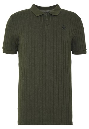 Polo de canalé en verde oliva hecho de tela suave, con un cuello clásico y una tapeta de tres botones, con un logo bordado en el pecho.