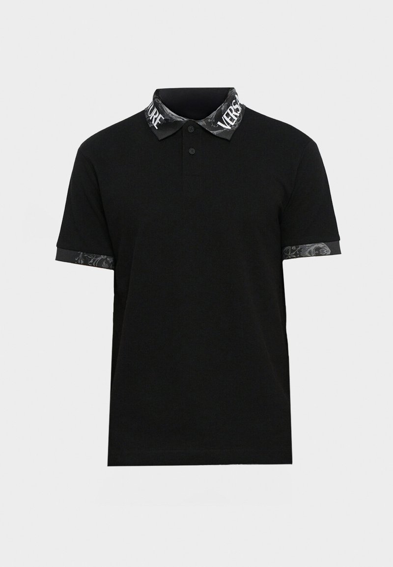Sort polo skjorte med knaplukning og mønstret krave og manchetter. Har en ensfarvet krop og dekorative accenter i grå.
