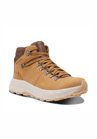 Scarpa da trekking in pelle marrone con mesh traspirante, hardware argentato e resistente suola in gomma bianca. Presenta una punta arrotondata e supporto rinforzato alla caviglia.