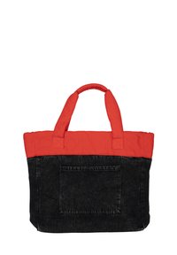 La borsa a tracolla trapuntata presenta una parte superiore rossa e una parte inferiore in denim nero, con una tasca frontale e due manici robusti per il trasporto.