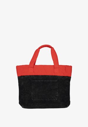 La borsa a tracolla trapuntata presenta una parte superiore rossa e una parte inferiore in denim nero, con una tasca frontale e due manici robusti per il trasporto.
