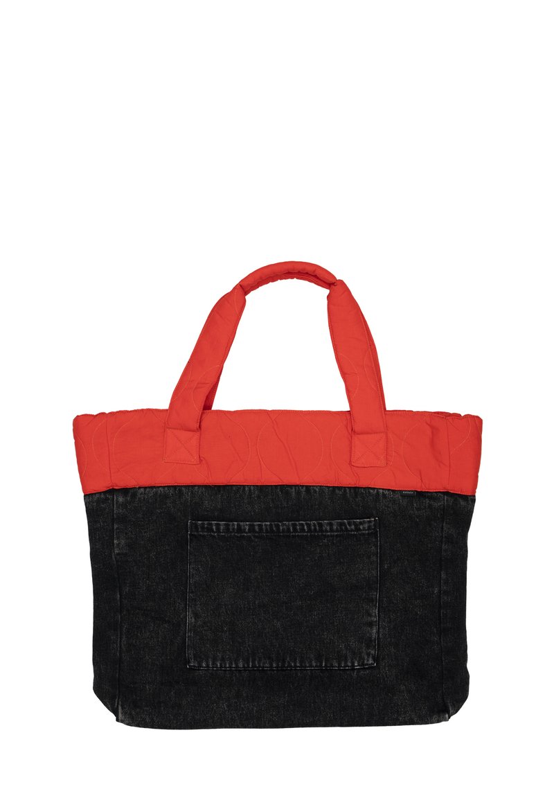 La borsa a tracolla trapuntata presenta una parte superiore rossa e una parte inferiore in denim nero, con una tasca frontale e due manici robusti per il trasporto.