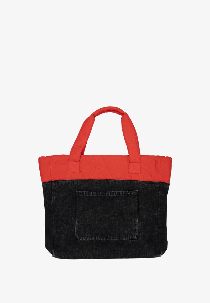 La borsa a tracolla trapuntata presenta una parte superiore rossa e una parte inferiore in denim nero, con una tasca frontale e due manici robusti per il trasporto.