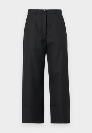 Pantalons larges noirs en tissu lisse. Comprend un bouton de fermeture, des poches avant et des lignes épurées. L'ourlet est légèrement évasé.