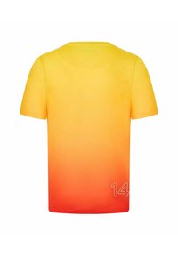 Koszulka z krótkim rękawem w pomarańczowo-żółtym gradiencie, z białym numerem "14" na dolnym prawym rogu. Gładki, lekki materiał.