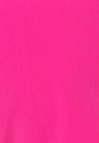 Kirkuvan pinkki kangas, jossa on sileä pinta, yhtenäinen ja tasainen väri ilman näkyviä kuvioita tai metalliosia.