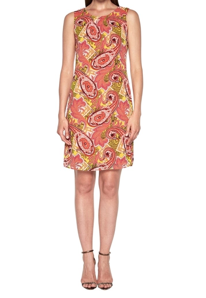 Robe sans manches au-dessus du genou avec un motif cachemire vif dans des nuances de rose, orange et jaune, portée avec des talons hauts à bride à la cheville.