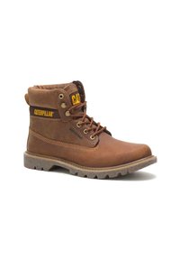 Scarpe da trekking impermeabili marroni con colletto imbottito, caratterizzate da un design con lacci, suola in gomma resistente e logo prominente sul lato.