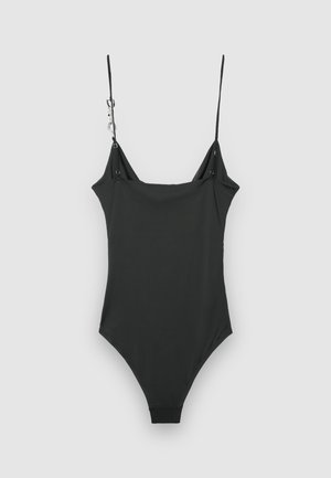 Schwarzer Einteiler-Badeanzug mit dünnen Trägern, einem tiefen Rundhalsausschnitt, gerafftem Stoff und metallischen Beschlägen an der Schulter. Glatte, matte Oberfläche.