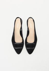 Chaussures à bride arrière en suede noir avec un bout pointu, ornées d'un nœud noir décoratif à l'avant et d'une semelle intérieure beige affichant "Gabor".