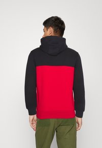 Lacoste Kapucni - abysm/red