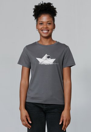 T-shirt en coton gris avec un imprimé blanc d'un bateau en papier accompagné d'un astronaute, à manches courtes et de coupe classique avec un col rond.