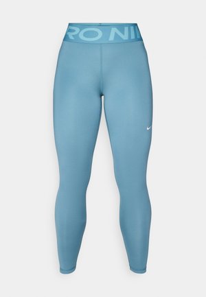Leggings de sport bleu clair avec une texture lisse et une taille haute, ornés de l'inscription "PRO NIKE". Comprend un petit logo Nike blanc.