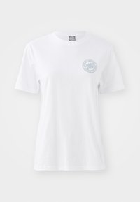 Hvit bomulls t-skjorte med rund hals og kort erm. Har en blå sirkulær logo på venstre brystområde. Standard passform.