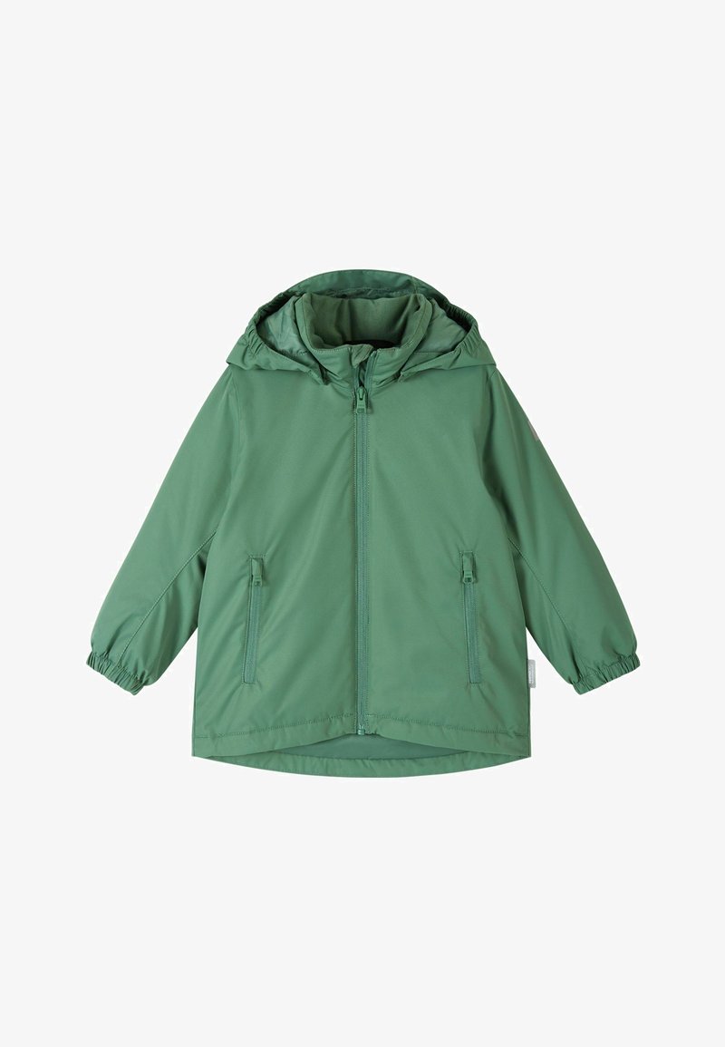 Giacca verde impermeabile con cappuccio, chiusura con zip, polsini elastici e due tasche laterali. Tessuto liscio, taglio casual e vestibilità comoda.