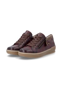 Paire de baskets en cuir marron foncé avec semelles épaisses en caoutchouc, lacets marron et fermetures éclair latérales sur fond blanc.