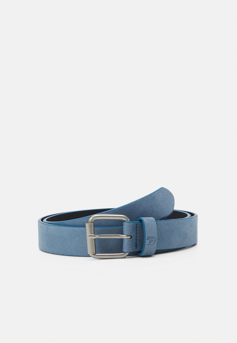 Ceinture en daim bleu enroulée avec une boucle métallique rectangulaire argentée sur fond blanc.